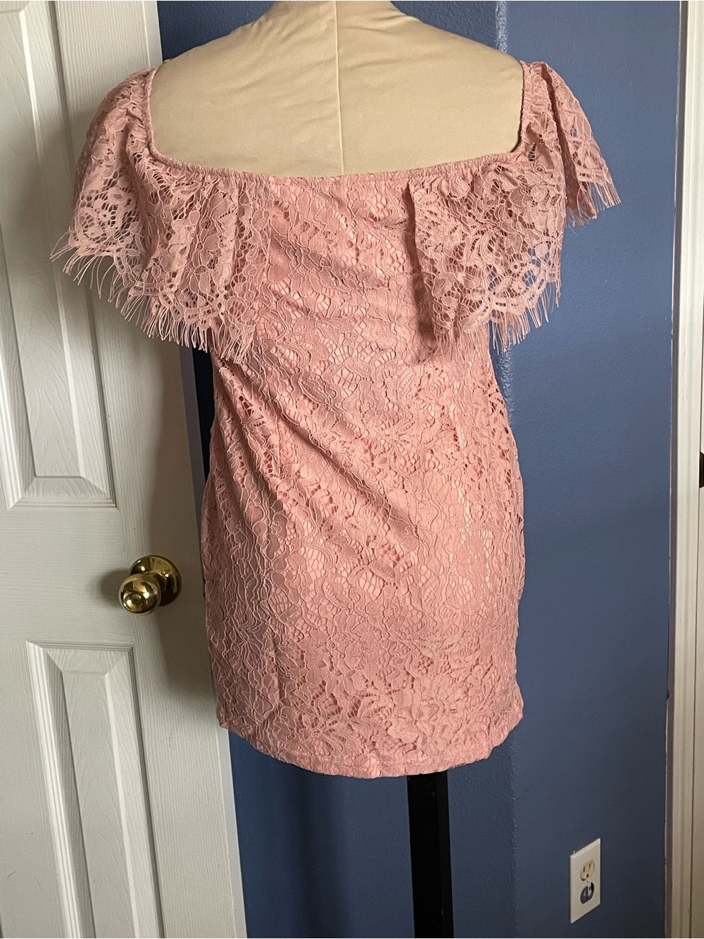 PrettyLittleThing Pink Lace Mini Bardot Dress - Picture 4 of 10